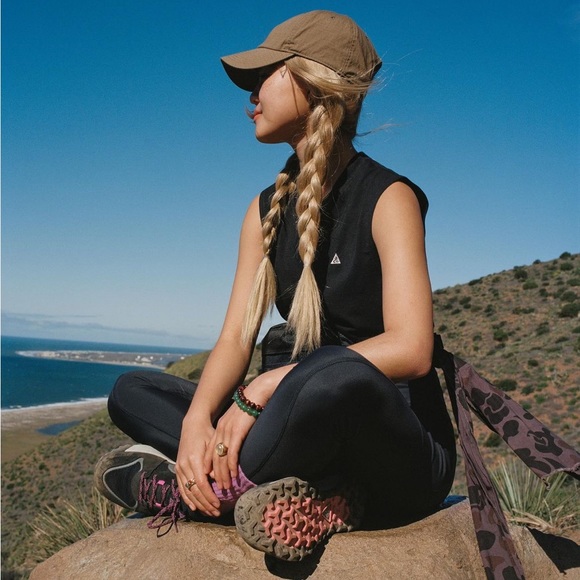 Hello 🖤 - Picture 1 of 1